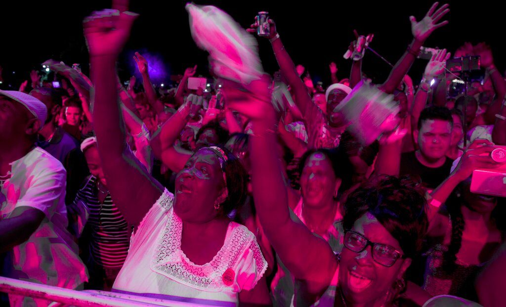 El público baila en el Festival Varadero Josone: Rumba, Jazz y Son en Varadero, Cuba, el viernes 23 de agosto de 2019. Foto: Ismael Francisco / AP.