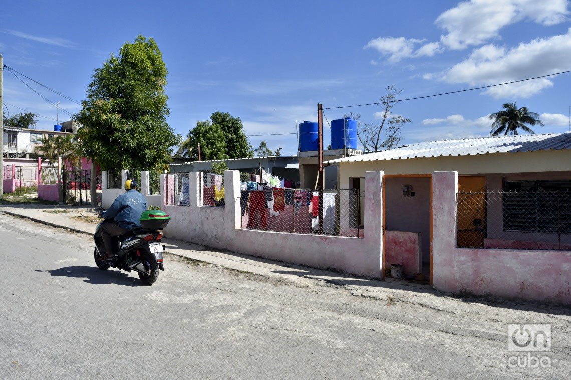 Exterior de la casa de María del Carmen Curbelo, en el municipio de Regla tras el paso por La Habana del tornado de enero de 2019. Foto: Otmaro Rodríguez.
