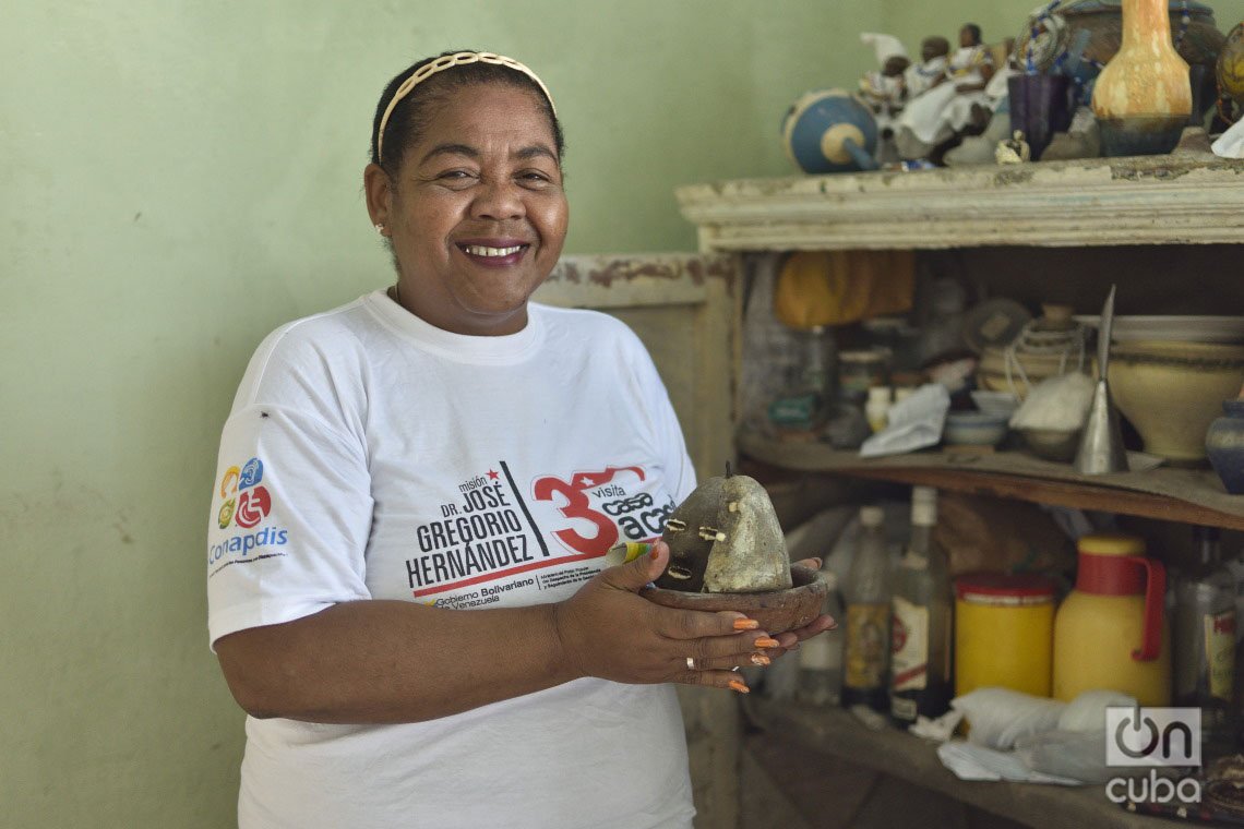 María del Carmen Curbelo, en su casa en el municipio de Regla, reconstruida tras el paso del tornado por La Habana en enero de 2019. Foto: Otmaro Rodríguez.