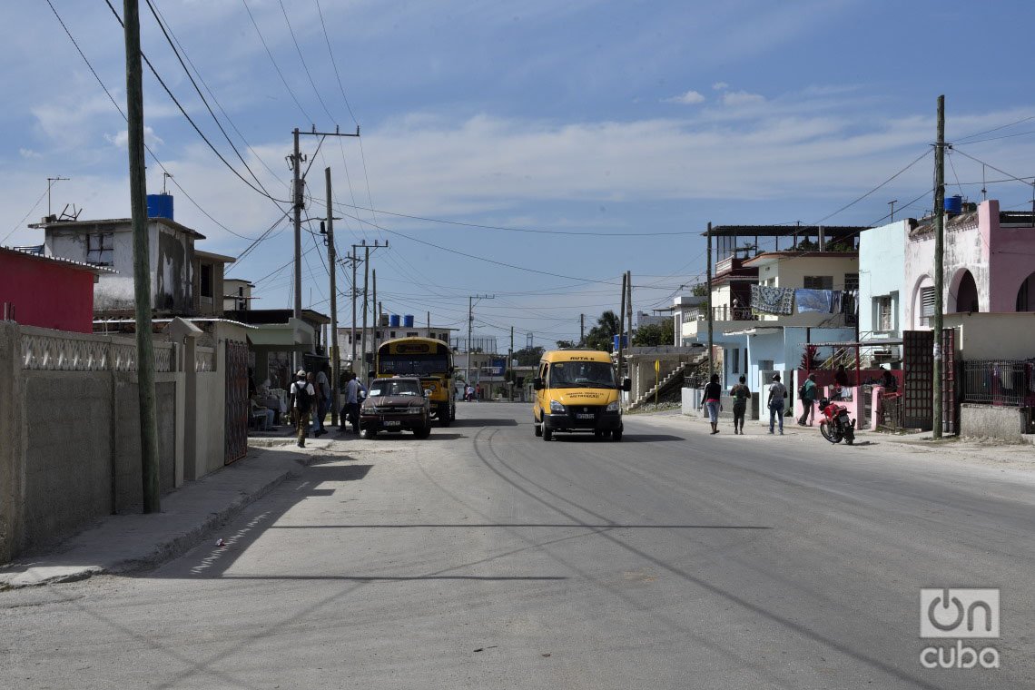 Vista de la avenida Rotaria, en el municipio de Regla, un año después del paso por La Habana del tornado de enero de 2019. Foto: Otmaro Rodríguez.