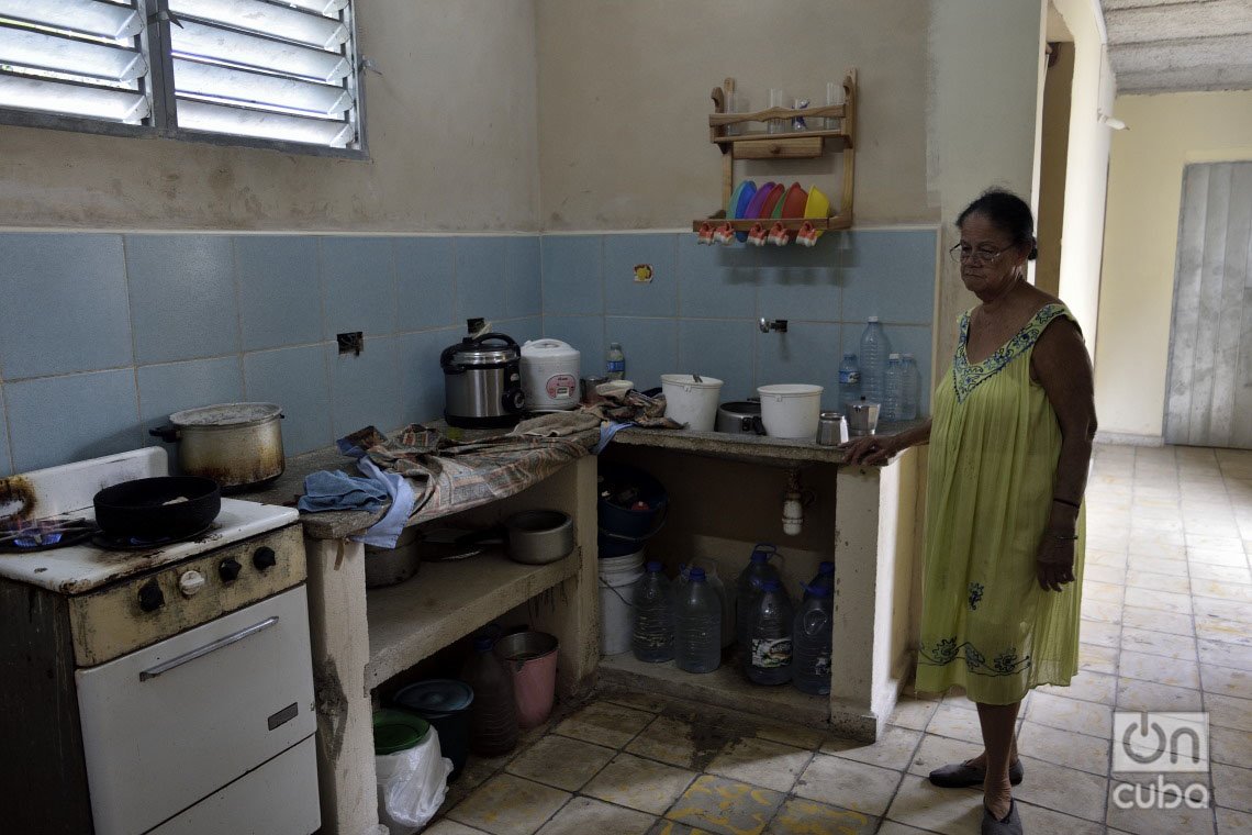 Edna Arroyo, en su casa reconstruida en el municipio de 10 de Octubre, a un año del paso por La Habana del tornado de enero de 2019. Foto: Otmaro Rodríguez.