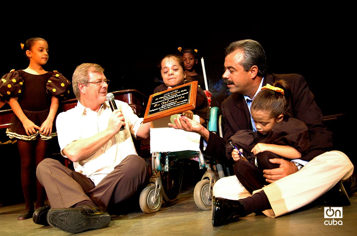 Carlos Alberto "Tin" Cremata (d) recibe en el 2007 la condición de Embajadora de Buena Voluntad de UNICEF, conferida a La Colmenita. Foto: Kaloian.