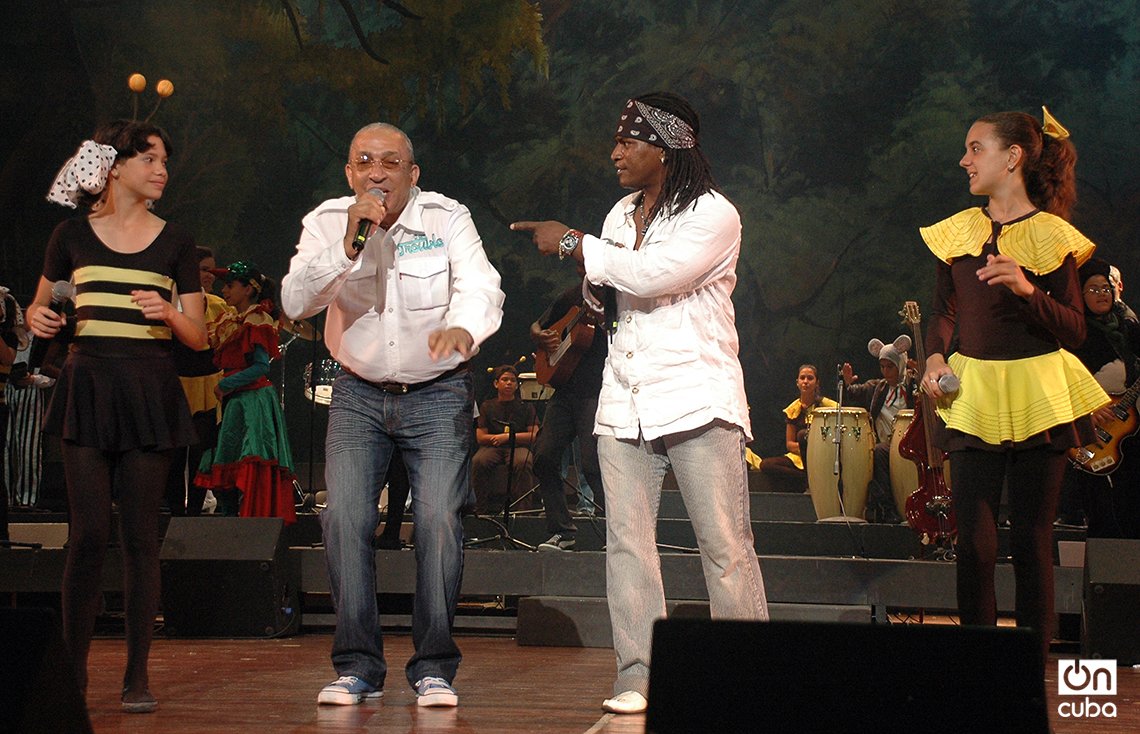 El maestro Juan Formell, director de Los Van Van, y el cantante Mayito Rivera participan de la obra "La cucarachita Martina", de La Colmenita. Foto: Kaloian.