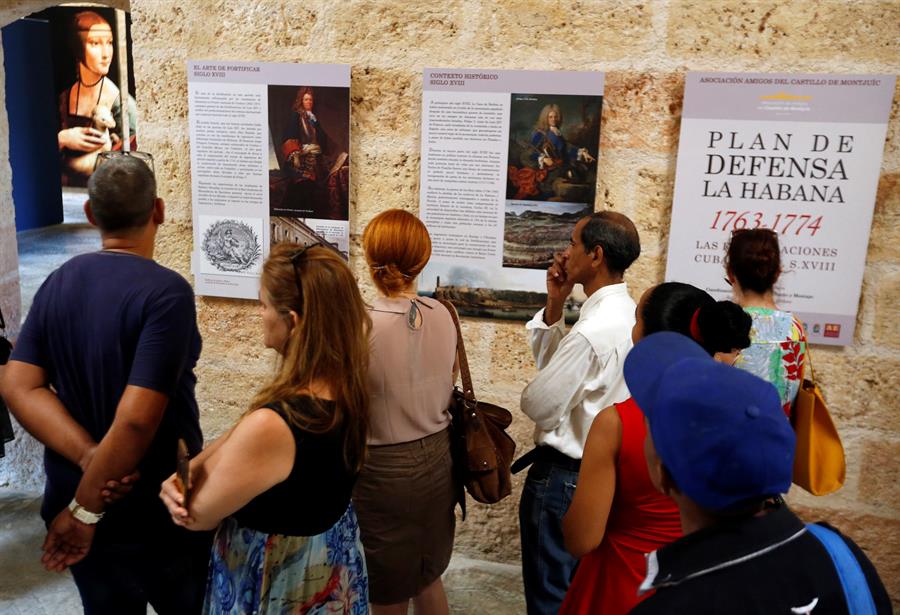 Varias personas asistieron a la exposición “El Plan de Defensa de La Habana 1763-1774", en el castillo de. Santo Domingo de Atarés. Foto: EFE/ Ernesto Mastrascusa.