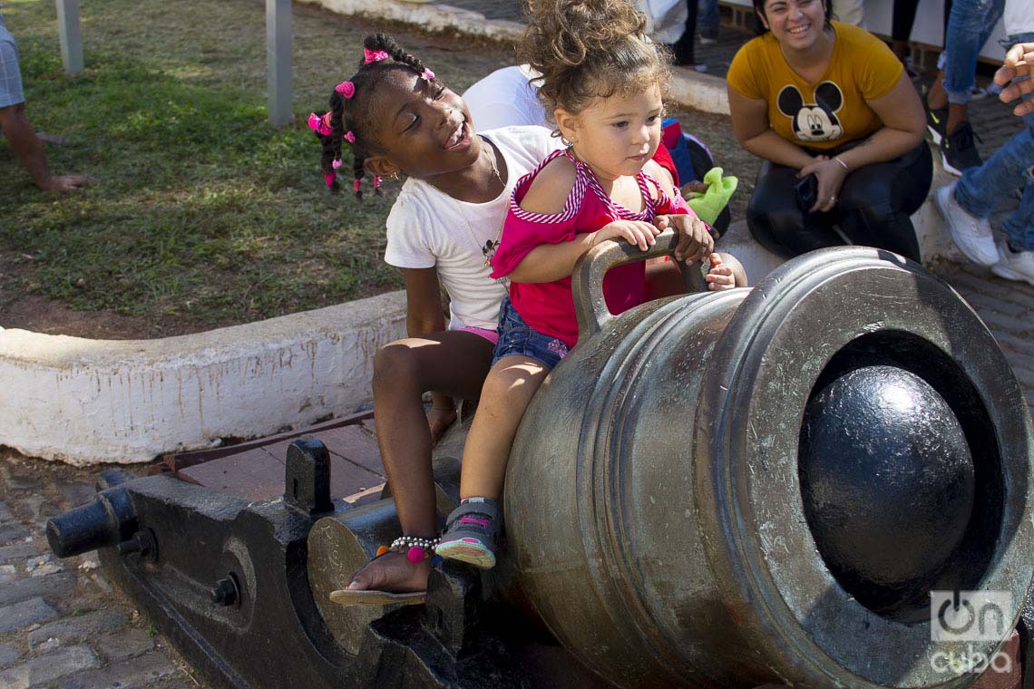 Niños jugando en la fortaleza de San Carlos de La Cabaña, durante la Feria Internacional del Libro de La Habana 2020 . Foto: Otmaro Rodríguez.