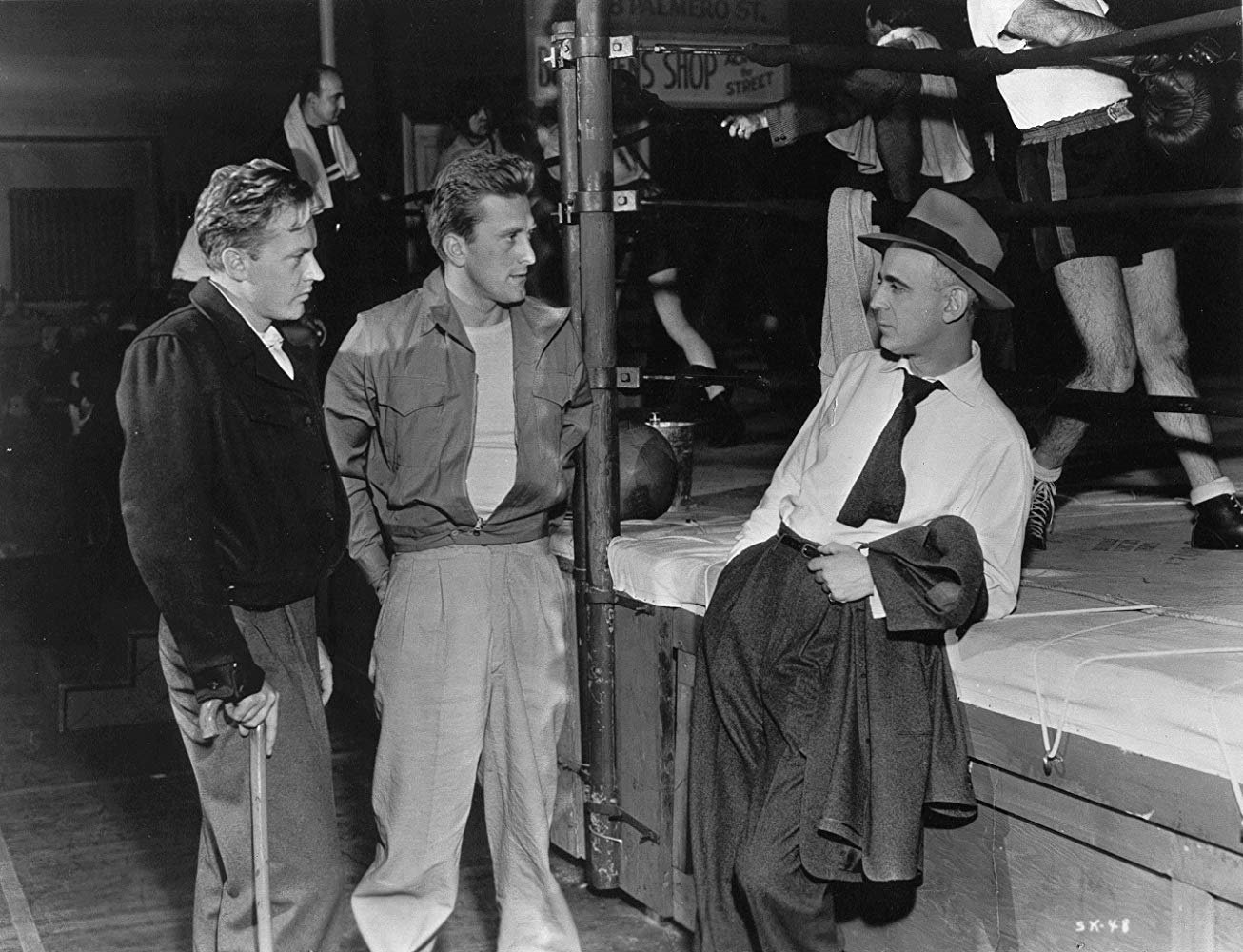 Arthur Kennedy, Kirk Douglas y Paul Stewart. (1949)