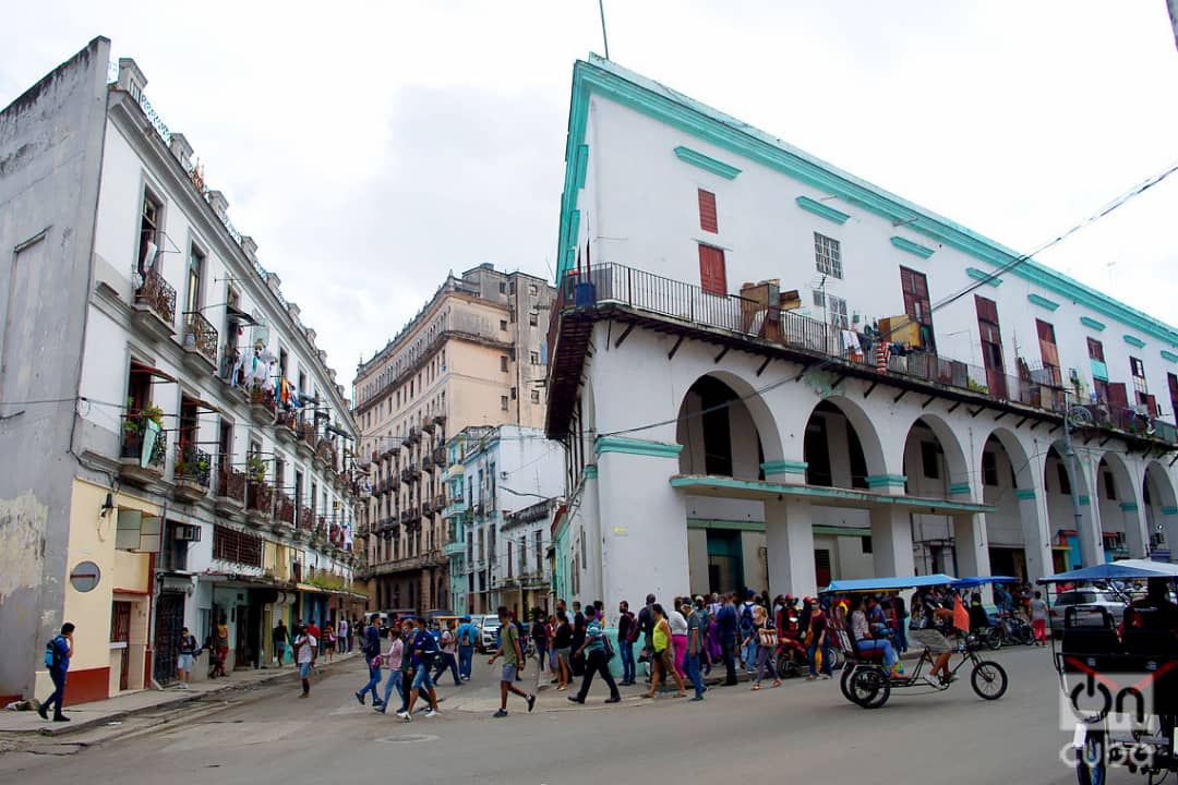 Personas caminan y otras hacen cola en La Habana, el 1 de diciembre de 2020. Foto: Otmaro Rodríguez.