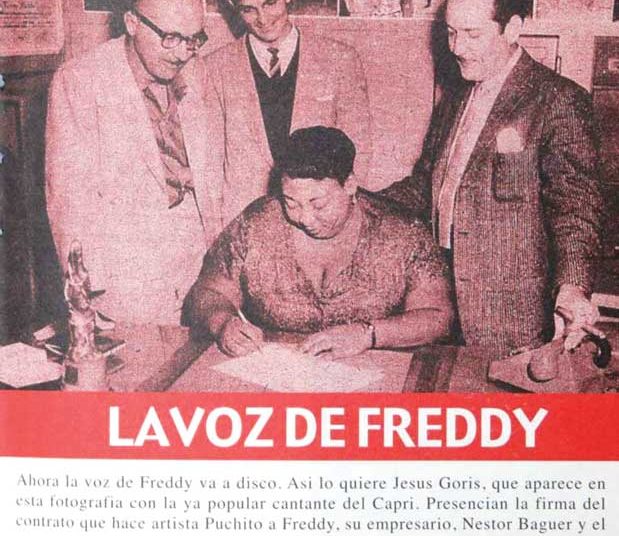 Freddy firmando contrato con Discos Puchito