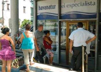 La oferta de paquetes a Europa ha tenido mucha más acogida de la esperada, ya han viajado 250 cubanos / Foto: Julio Batista.