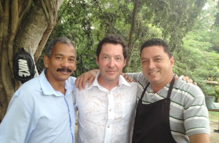 Patrick Hemingway, center, during a previous trip to Cuba, along one of the guardians of the Hemingway Museum, Roberto (left) and Thomas Fuentes (right), grandson of Gregorio Fuentes, Hemingway´s officer on his boat Pilar / Photo: Taken from the Vancouver Sun