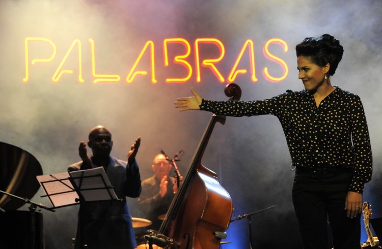 The young singer last night went over Marta Valdes’ work in an intense concert at Mella Theater / Photo: Roberto Ruiz