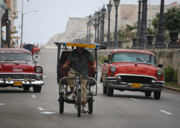 The almendrones have become essential for transport in the capital of Cuba / Photo: Raquel Perez.