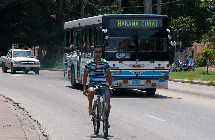 Never public transportation has worked well in Cuba, not even when they had Soviet aid / Photo: Raquel Perez.