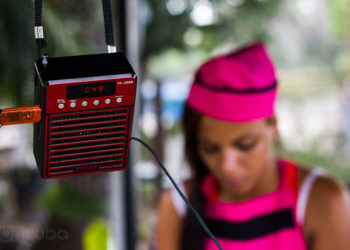 The portable SD cards and flash drives have become very popular devices to listen and share music in public / Photo: Roby Gallego.