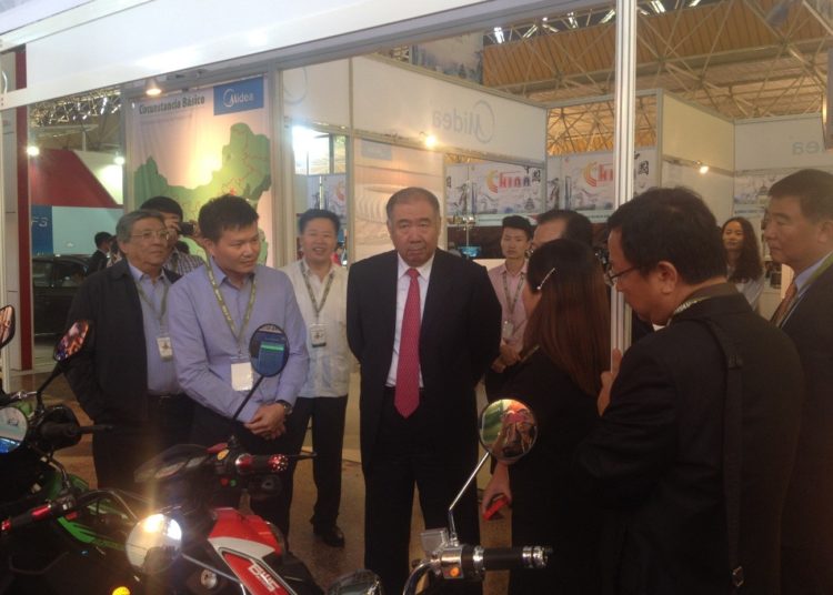 The Ambassador of the PRC on the stand of Nantong Xin Li Ji, chatting with Gu Junqiu, the Group´s Chairman / Photo courtesy of the author.