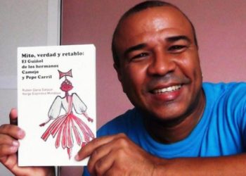 Rubén Darío with the book about Camejo and Carril. / Photo courtesy of the author.