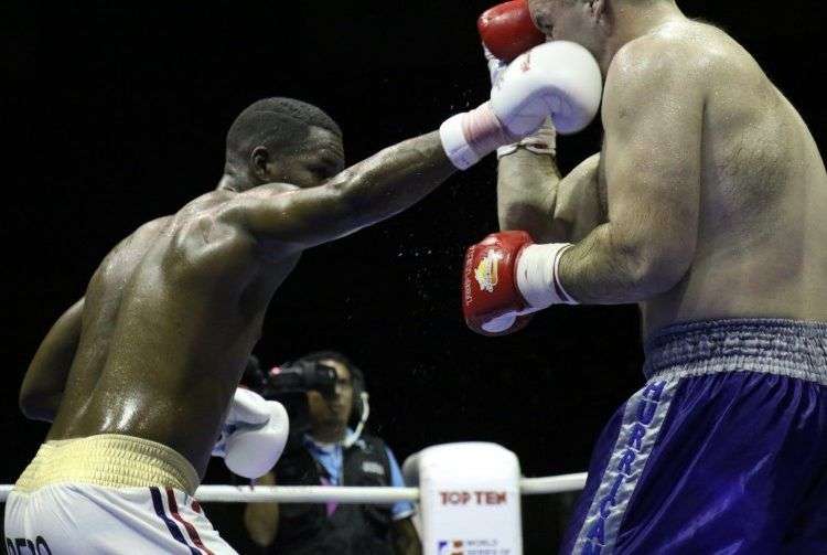 Leinier Peró contra Vladan Babic / Foto: World Series Boxing 2015.
