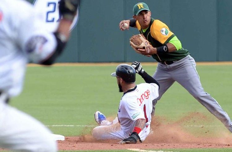 Dainer Moreira, starting shortstop for the national team, will try to reach the MLB at 30.