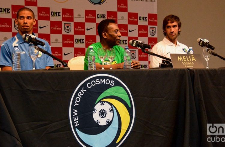Jeniel Márquez (l), captain of the Cuban soccer team in a press conference with Pele and Raul. Photo: Yailín Alfaro