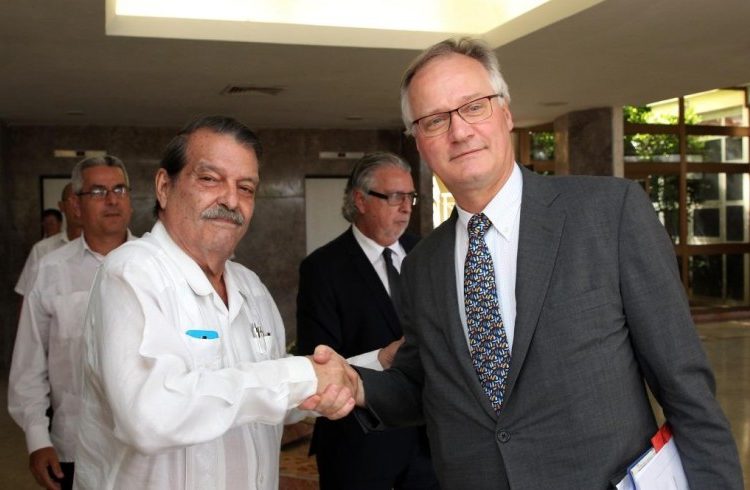 Abelardo Moreno and Christian Leffer at the official greetings of a previous round of EU-Cuba talks.