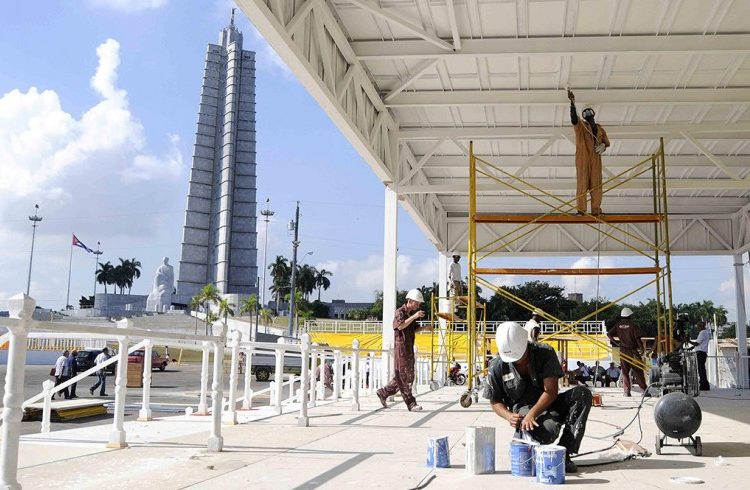 Construction workers at the platform where Pope Francis will offer a mass at Havana’s Revolution Square. Photo: Roberto Morejon (AIN)