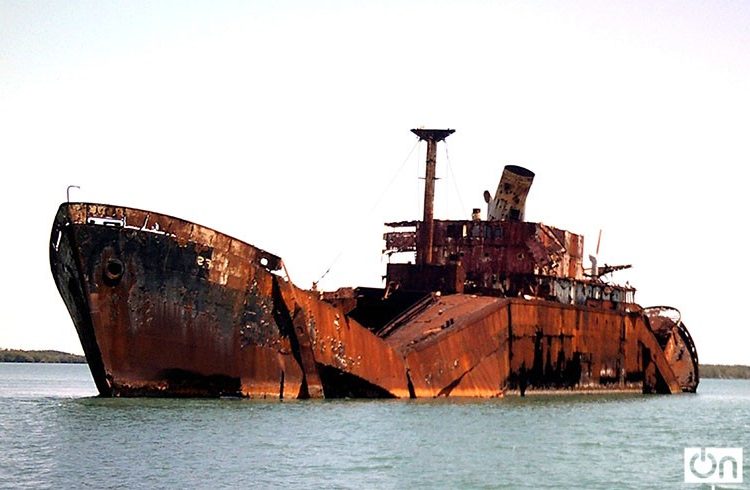 Nikolis, a ghost ship abandoned in Cuba. Photo: Julio César Valiño Pérez