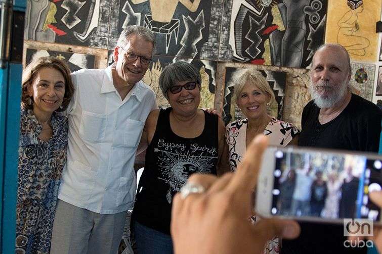 With artists Ileana Sánchez and Joel Jover. Photo: Ismario Rodríguez.