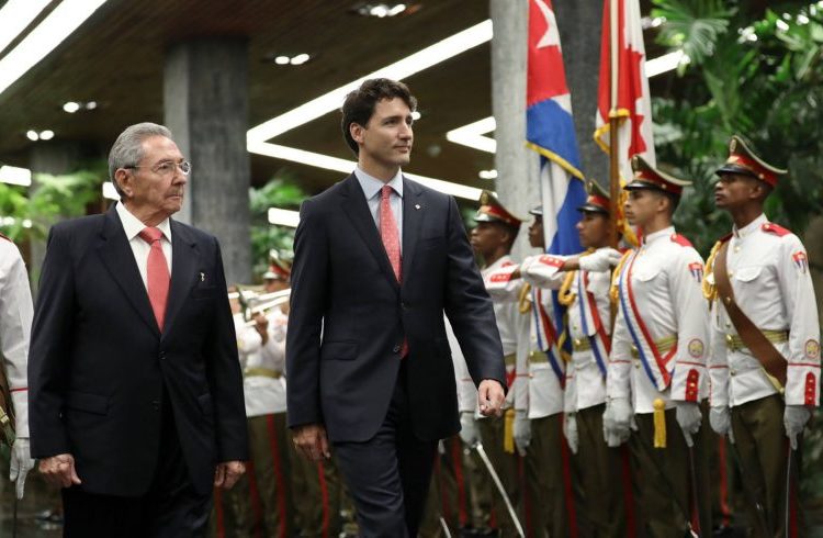 Despite the complaints reported by Canadian diplomats in Havana, relations between Cuba and Canada have not been affected. In the photo, Cuban President Raúl Castro’s reception for Canadian Prime Minister Justin Trudeau during his official visit to Cuba in November 2016. Photo: Justin Trudeau on Facebook.