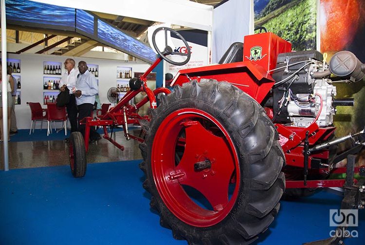 Oggún tractor in FIHAV 2015. Photo: Claudio Peláez Sordo.