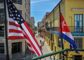 The flags of Cuba and the United States on the façade of La Moneda Cubana Restaurant in Havana. Photo: Foto: Yamil Lage / AFP / Getty Images.