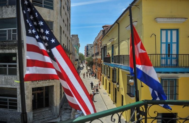 The flags of Cuba and the United States on the façade of La Moneda Cubana Restaurant in Havana. Photo: Foto: Yamil Lage / AFP / Getty Images.