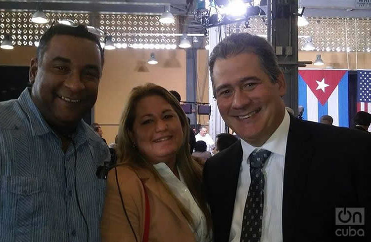 From left to right, Carlos Cristóbal, owner of the paladar San Cristóbal; Niuris Higuera, from Atelier; and Enrique Núñez del Valle, from La Guarida, Cuban entrepreneurs who signed the letter to Trump. The photo was taken during the meeting between Cuban entrepreneurs and President Obama during his visit to Havana in March 2016. Photo: Alain L. Gutiérrez Almeida.