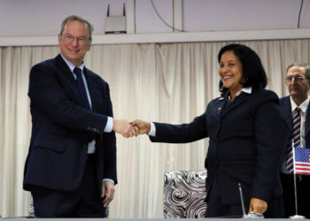 Eric Schmidt, executive president of Google, and his ETECSA counterpart, Mayra Arevich Marín, after the signing of the agreement by both companies. Photo: Radio Rebelde.