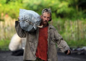 Cuban charcoal maker. Photo: Alejandro Ernesto (EFE)