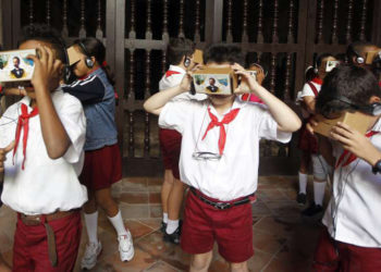 Cuban children viewing the documentary Nuestro Martí using the Google Cardboard technology. Photo: EFE.