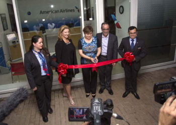 Opening of the American Airlines office in Havana. In the image, Christine Valls, the airline’s regional sales director (second from the left); Lorena Sandoval, regional operations manager; and head of Cuba Operations Galo Beltrán. Photo: Desmond Boylan / AP.