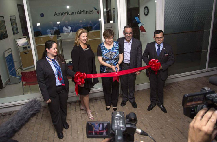 Opening of the American Airlines office in Havana. In the image, Christine Valls, the airline’s regional sales director (second from the left); Lorena Sandoval, regional operations manager; and head of Cuba Operations Galo Beltrán. Photo: Desmond Boylan / AP.