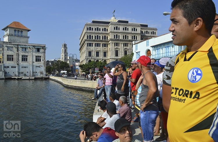 Cubans waiting for the first arrival of the Adonia cruise ship to Havana. Photo: Marita Pérez Díaz.