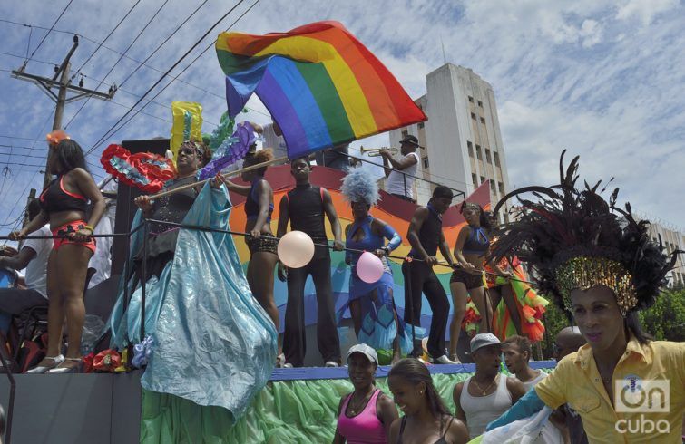 Conga for diversity, from La Piragua to the PabellónCuba at the 10th Cuban Day against Homophobia and Transphobia. Photo: Otmaro Rodríguez.