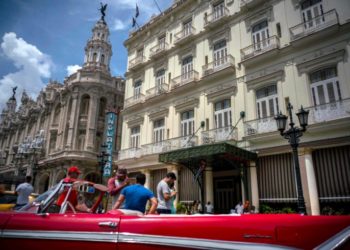 An old U.S. car parked in front of Havana’s Inglaterra Hotel, Saturday 17, 2017. Photo: Ramón Espinosa / AP.