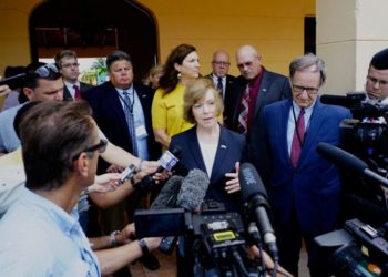 Minnesota Lieutenant Governor Tina Smith speaking with journalists after meeting with the president of Mayabeque’s People Power in San José de las Lajas, Cuba, on June 20. Photo: Ramón Espinosa / AP.