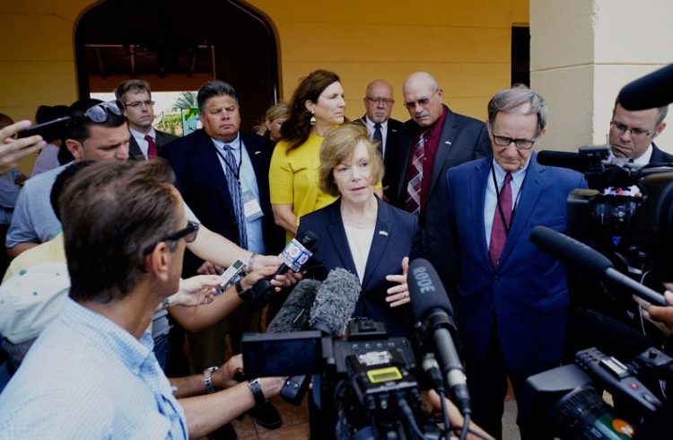 Minnesota Lieutenant Governor Tina Smith speaking with journalists after meeting with the president of Mayabeque’s People Power in San José de las Lajas, Cuba, on June 20. Photo: Ramón Espinosa / AP.
