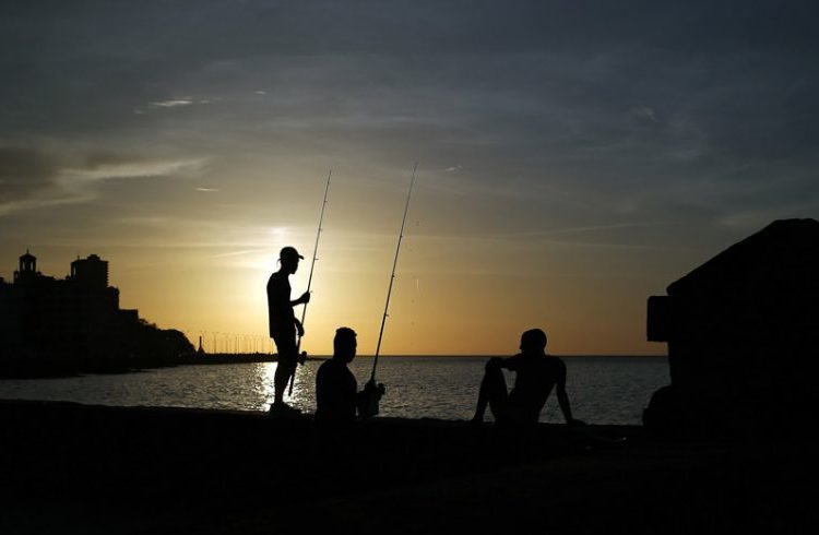 Fishers in Havana. Photo: Alejandro Ernesto / EFE.