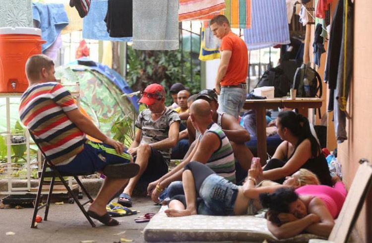 Cuban migrants in a shelter in Los Planes de Gualaca, Panama. Photo: La Estrella de Panamá.