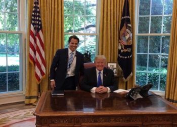 Standing by President Trump in the Oval Office. Photo: Taken from Anthony Scaramucci’s FB.