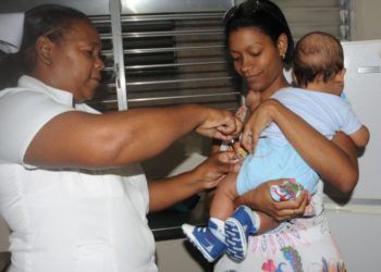 More than a million persons will be immunized in Cuba as part of the Vaccination Campaign against Seasonal Flu. Photo: Vicente Brito / Escambray.