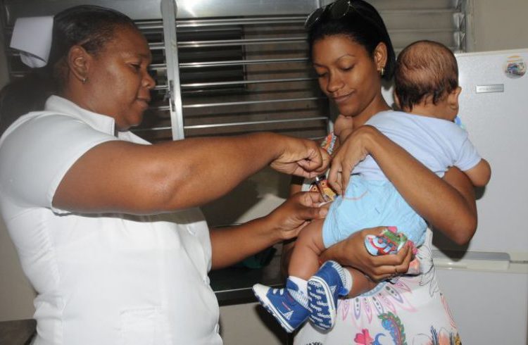 More than a million persons will be immunized in Cuba as part of the Vaccination Campaign against Seasonal Flu. Photo: Vicente Brito / Escambray.