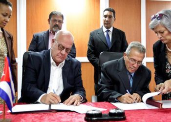 Ricky W. Kunz, chief commercial officer of the Port of Houston Authority (left) and Captain José Joaquín Prado Falero, general director of Cuba’s Maritime Administration, signing the Memorandum of Understanding. Photo: Ernesto Mastrascusa / EFE.