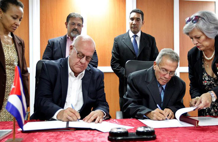 Ricky W. Kunz, chief commercial officer of the Port of Houston Authority (left) and Captain José Joaquín Prado Falero, general director of Cuba’s Maritime Administration, signing the Memorandum of Understanding. Photo: Ernesto Mastrascusa / EFE.