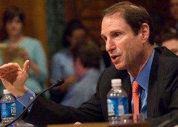 Senator Ron Wyden (D) is heading a bill to promote trade with Cuba. Photo: Newsroom / US Senator Ron Wyden.